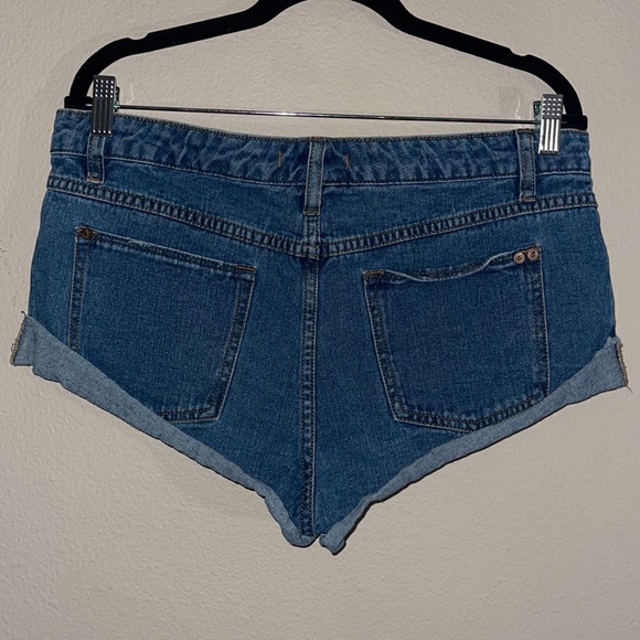 FREE PEOPLE CUFFED RAW HEM SHORT SHORTS SIZE 29 Medium light wash. - Picture 5 of 12